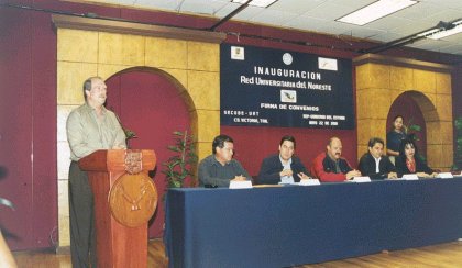 El Rector de la UAT, Humberto Filizola Haces el titular de la SEP, Reyes Tamez Guerra, acompaado del gobernador Toms Yarrington Ruvalcaba, durante la inauguracin de la Red Universitaria del Noreste.
